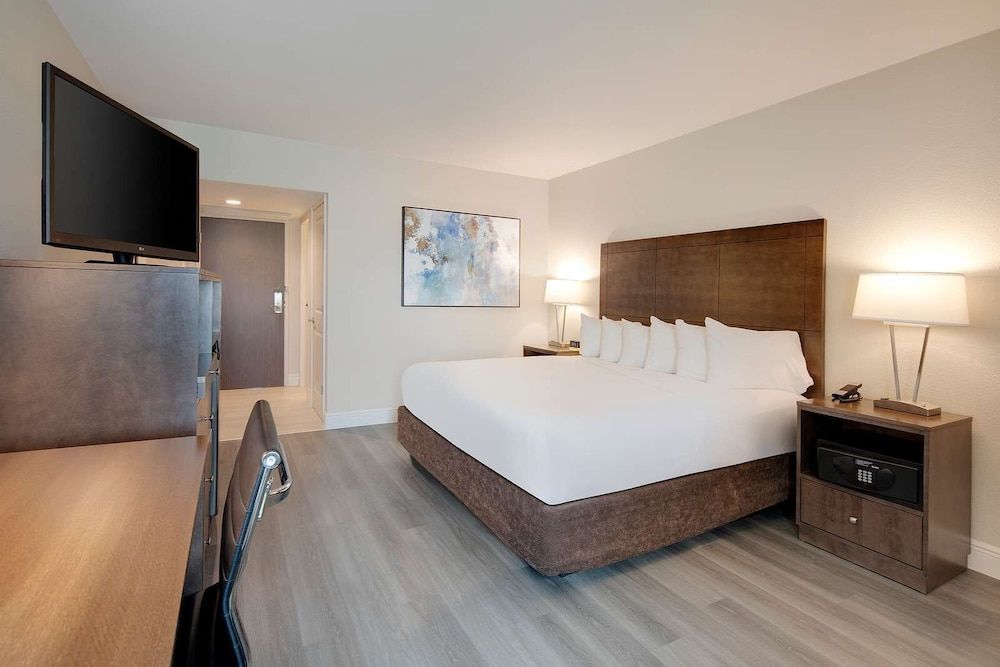 undefined Florida Hotel & Conference Center in the Florida Mall 8