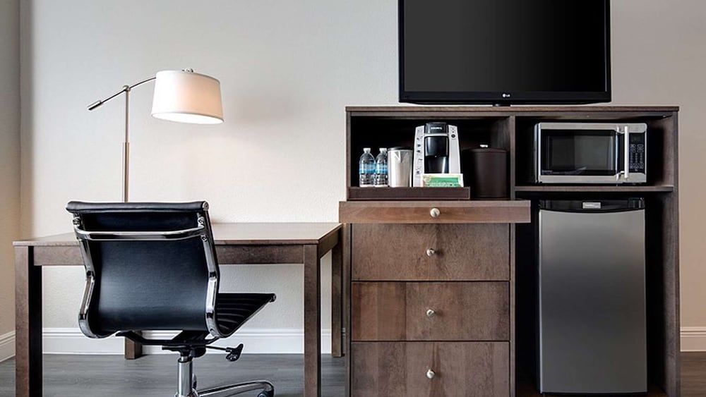 Florida Hotel & Conference Center in the Florida Mall Standard Room, 2 Queen Beds, Accessible, Bathtub 4