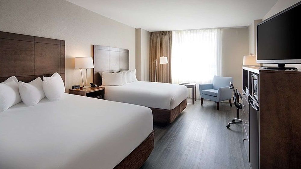 Florida Hotel & Conference Center in the Florida Mall Standard Room, 2 Queen Beds, Accessible, Bathtub