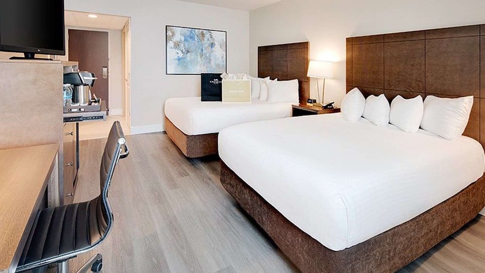 Florida Hotel & Conference Center in the Florida Mall Standard Room, 2 Queen Beds, Accessible, Bathtub