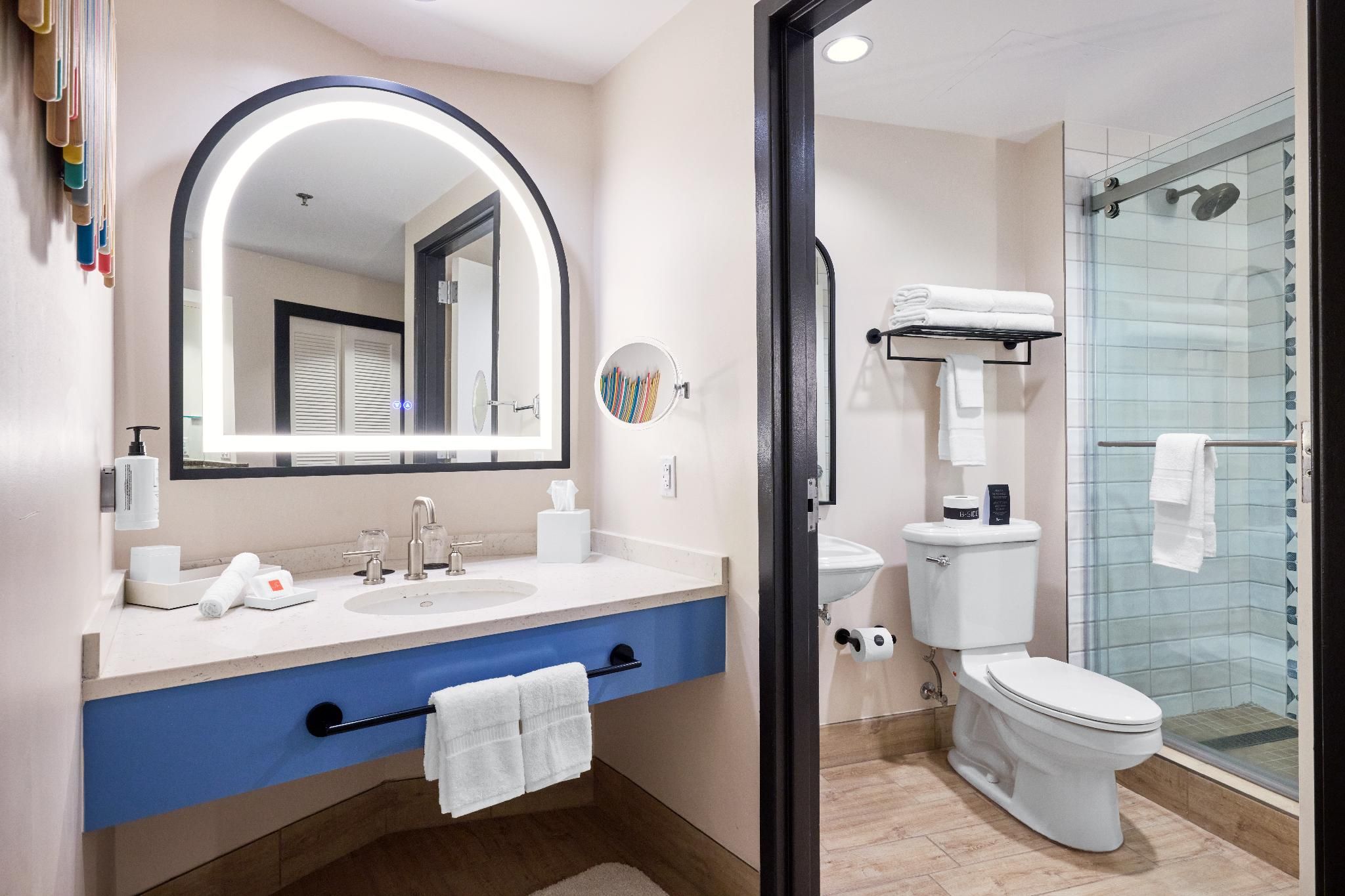 Deluxe Two Queen Room (Includes FREE Universal Express Unlimited)