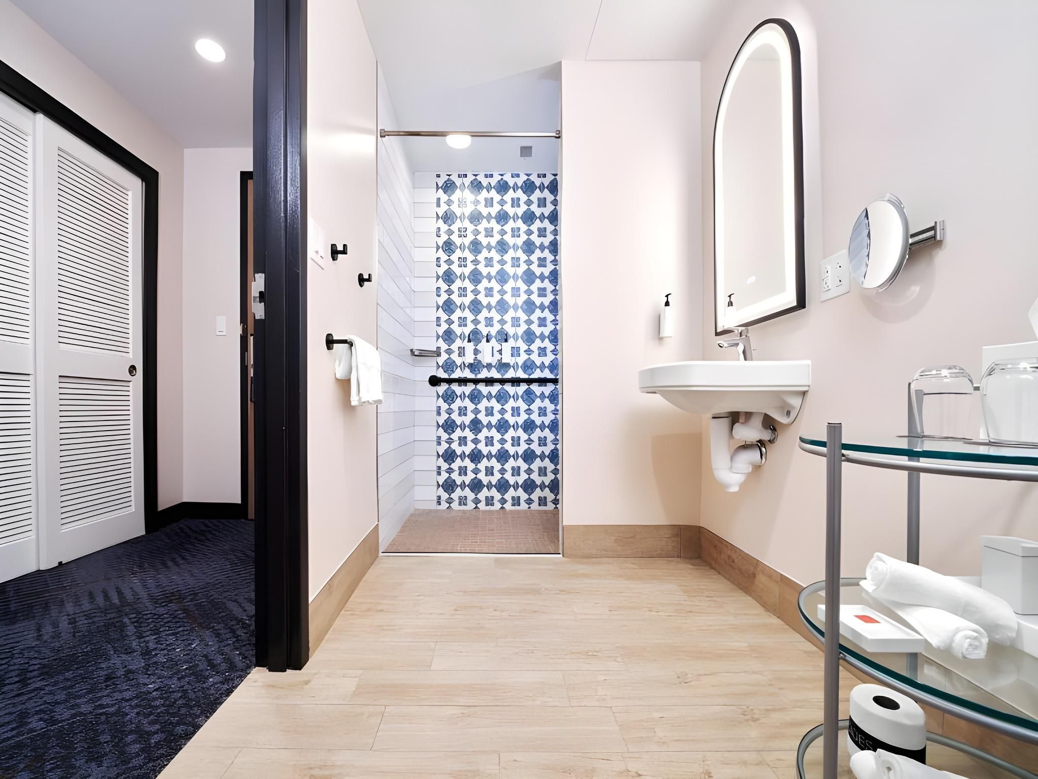 Mobility Accessible Garden View 2 Queen, w/roll-in shower (InclFREE Universal Express Unltd)