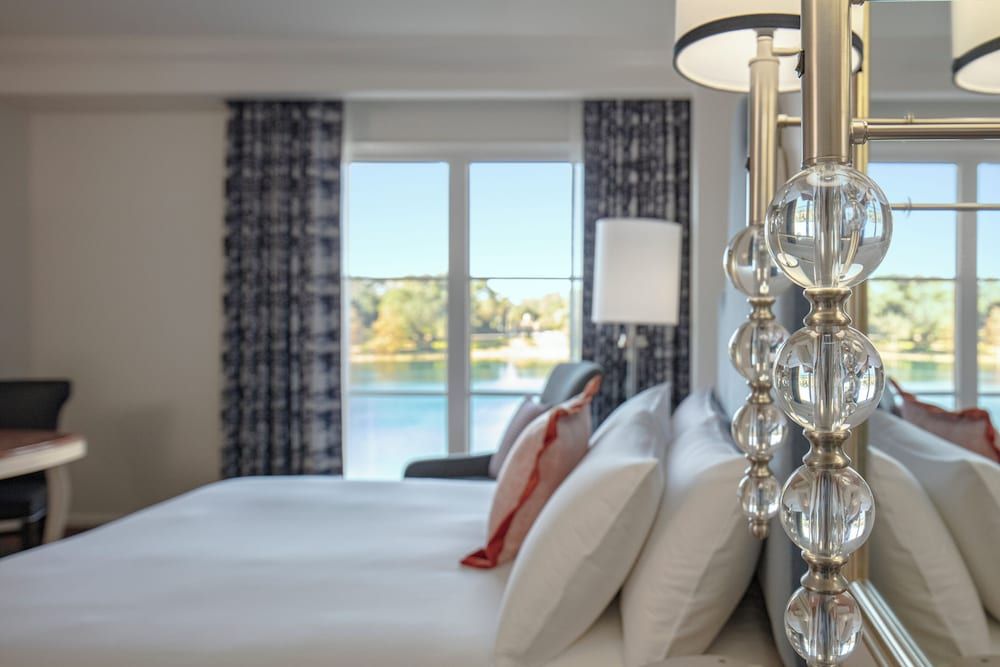 Universal’s Loews Portofino Bay Hotel Room, 1 King Bed, Non Smoking, Bay View (Universal Express Unlimited included) 5