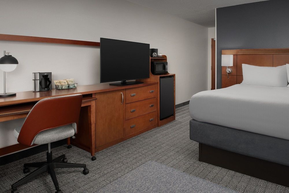 Room, 1 King Bed (Mobility/Hearing Accessible, Tub)