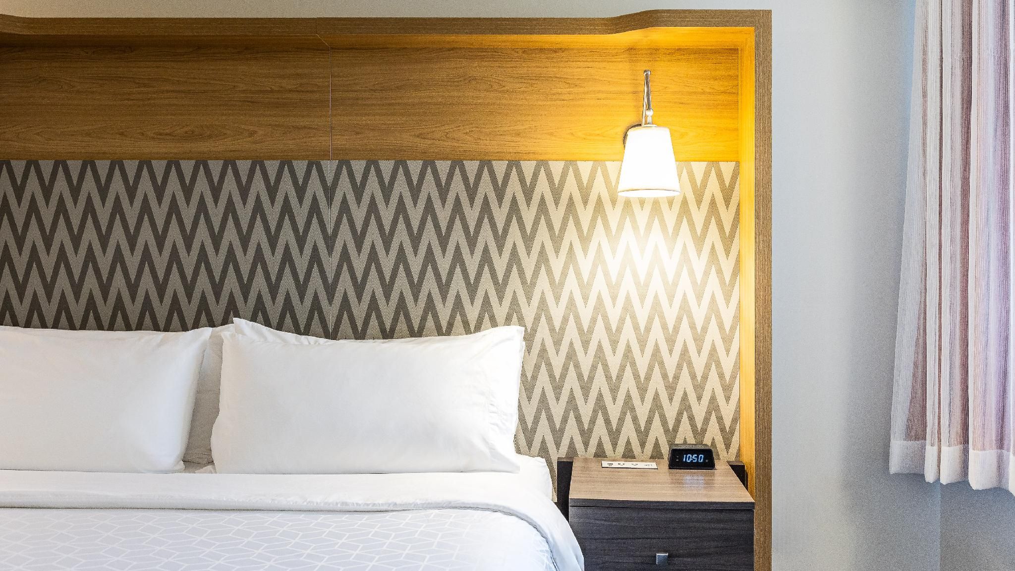 1 King Standard Corner Room