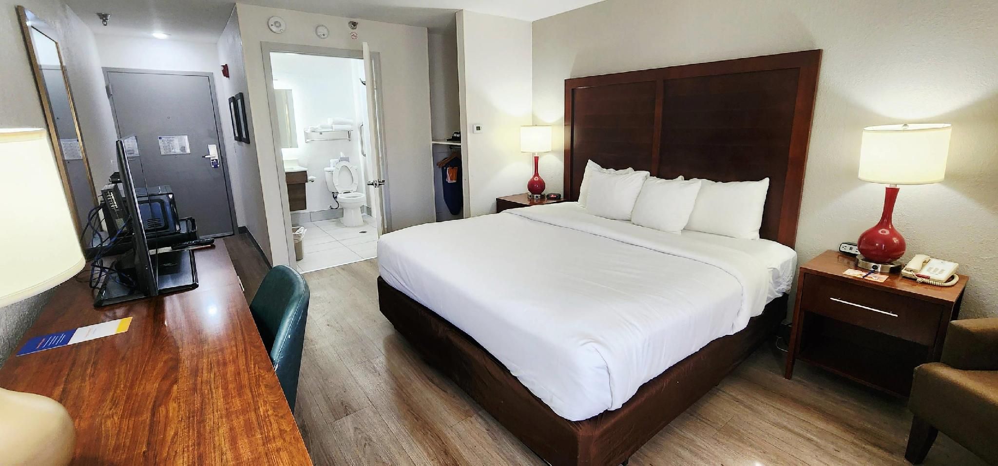 1 King Bed, Nonsmoking, Accessible