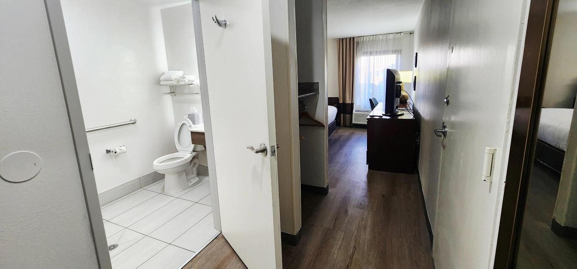 1 King Bed, Nonsmoking, Accessible