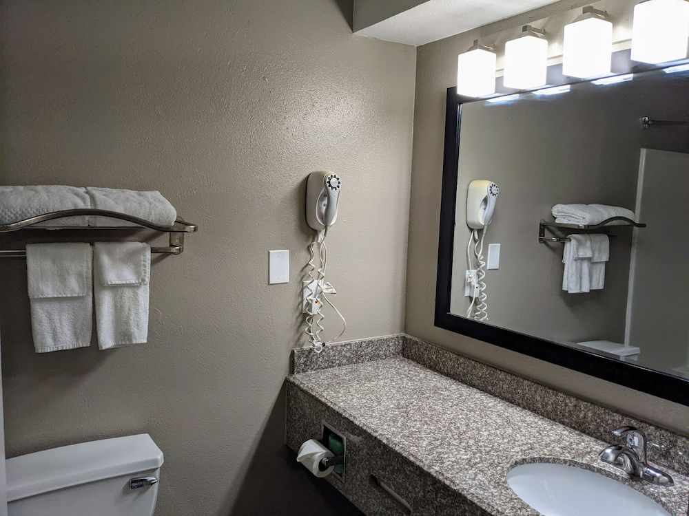 Studio 6 Pensacola, FL - West I-10 Standard Room, 1 King Bed, Non Smoking, Kitchenette 6