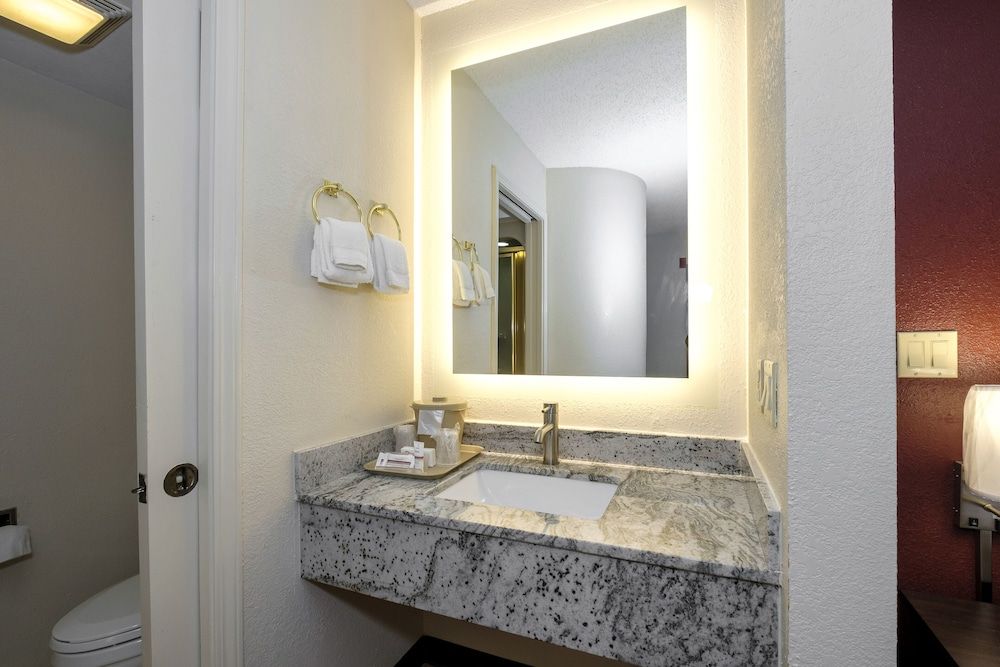 Red Roof Inn Pensacola Fairgrounds Deluxe Room, 1 Queen Bed, Non Smoking 6