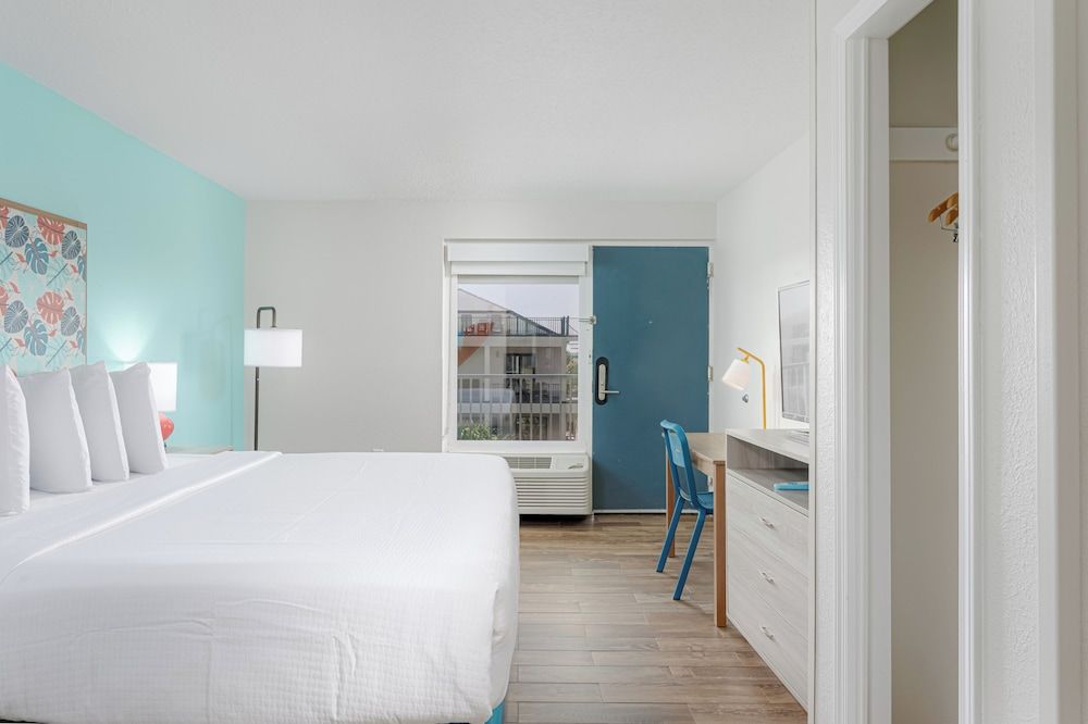 Surf & Sand Hotel Room, 1 King Bed (Upper Floor) 3