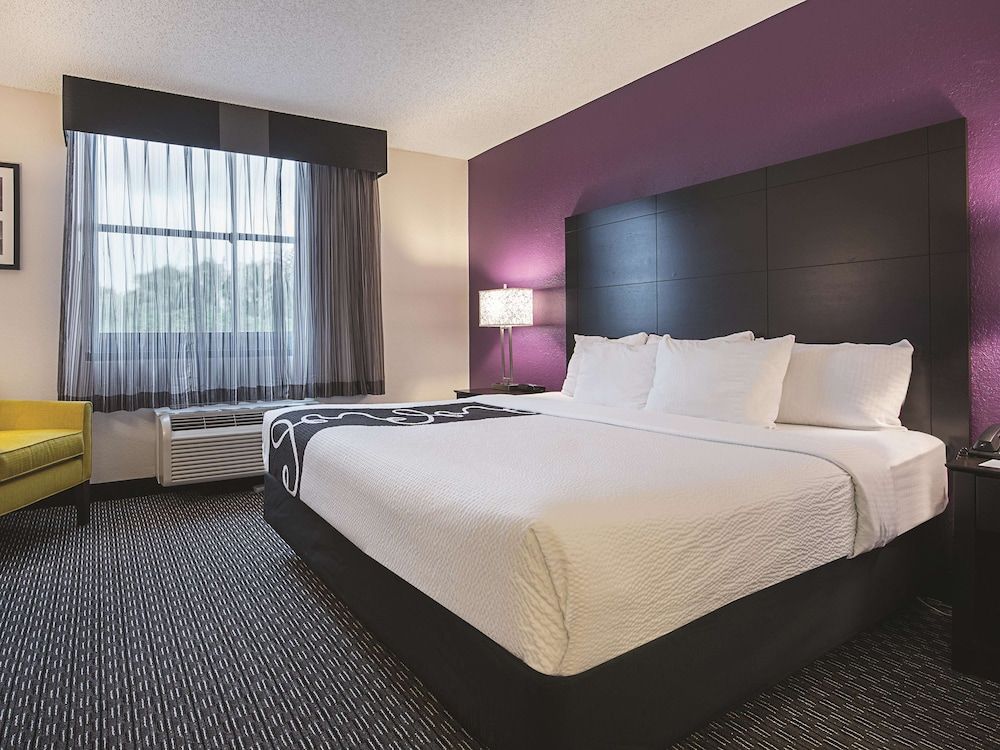 Studio Suite, 1 King Bed with Sofa bed, Non Smoking, Microwave (Mini-Fridge)