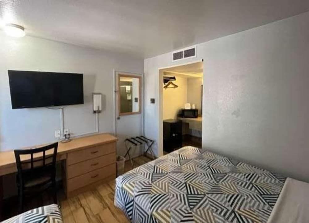 Motel 6 Riviera Beach, FL Deluxe Room, 2 Double Beds, Non Smoking, Refrigerator & Microwave 4
