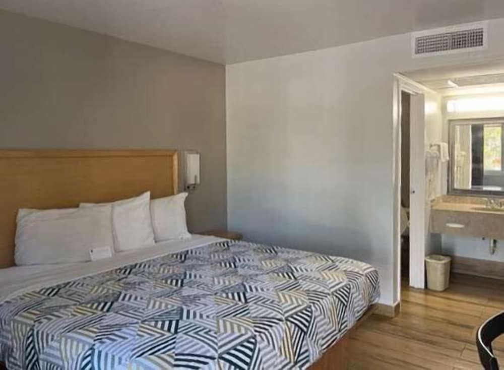 Motel 6 Riviera Beach, FL Deluxe Room, 1 King Bed, Smoking, Refrigerator & Microwave