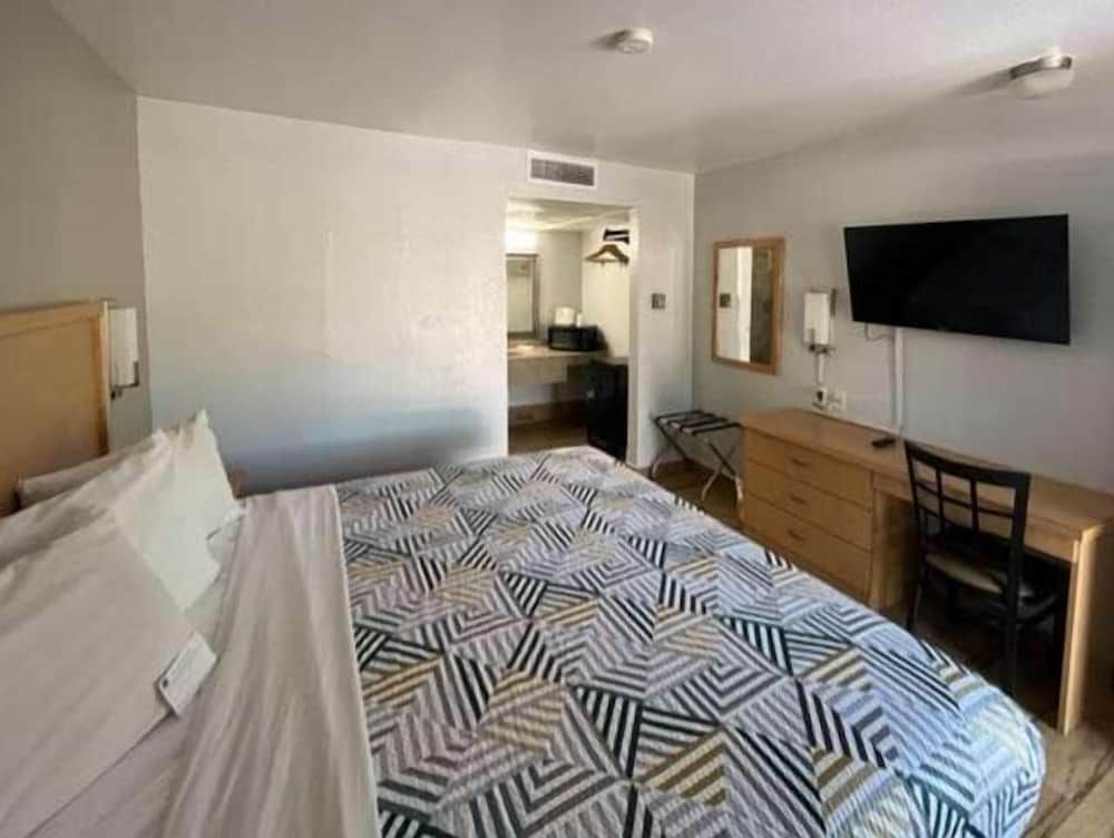 Motel 6 Riviera Beach, FL Deluxe Room, 1 King Bed, Smoking, Refrigerator & Microwave 2