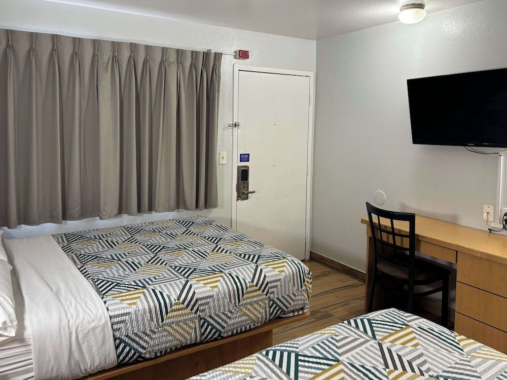 Motel 6 Riviera Beach, FL Deluxe Room, 2 Double Beds, Non Smoking, Refrigerator & Microwave 3