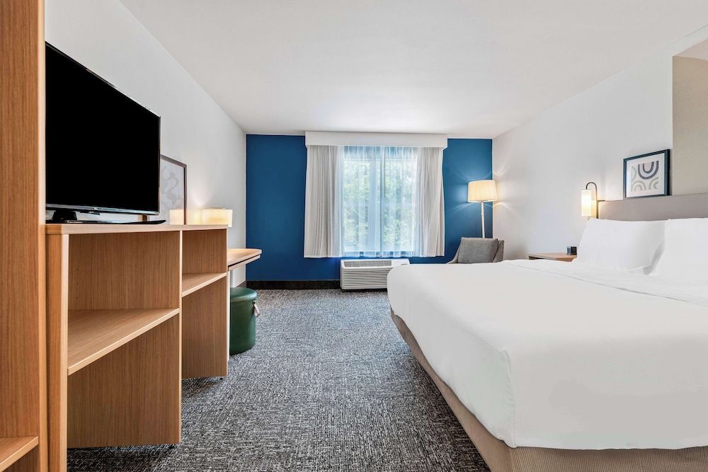 Room, 1 King Bed, Accessible (Mobility & Hearing, Roll-in Shower)