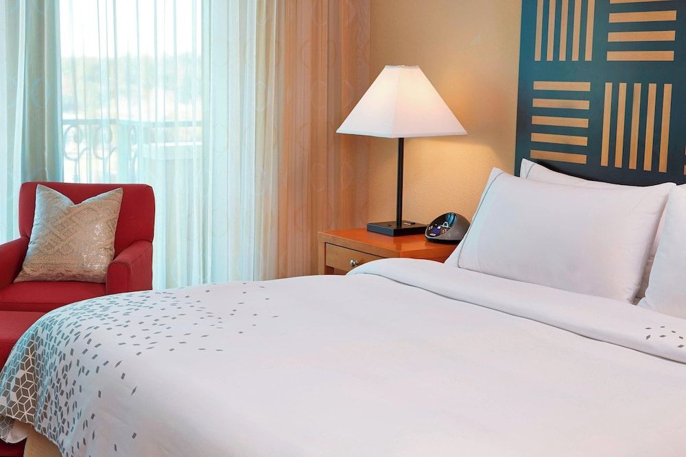 Room, 1 King Bed, Non Smoking, Balcony (Mobility/Hearing Accessible, Tub)