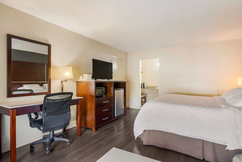 SureStay Hotel by Best Western Sarasota Lido Beach Standard Room, 1 King Bed, Non Smoking, Refrigerator & Microwave 2