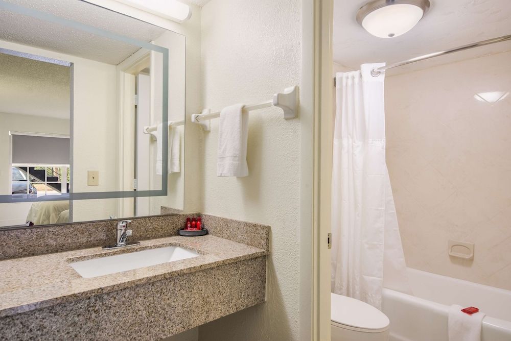 SureStay Hotel by Best Western Sarasota Lido Beach Standard Room, 1 King Bed, Non Smoking, Refrigerator & Microwave 4