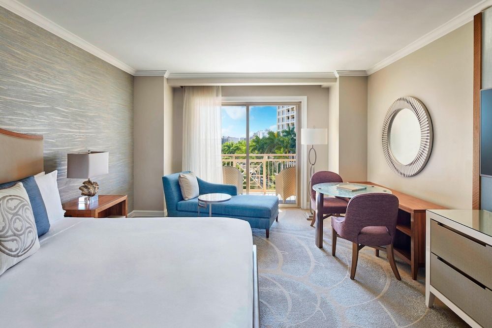 Club Room, 1 King Bed, Balcony (Mobility/Hearing Accessible, Tub)