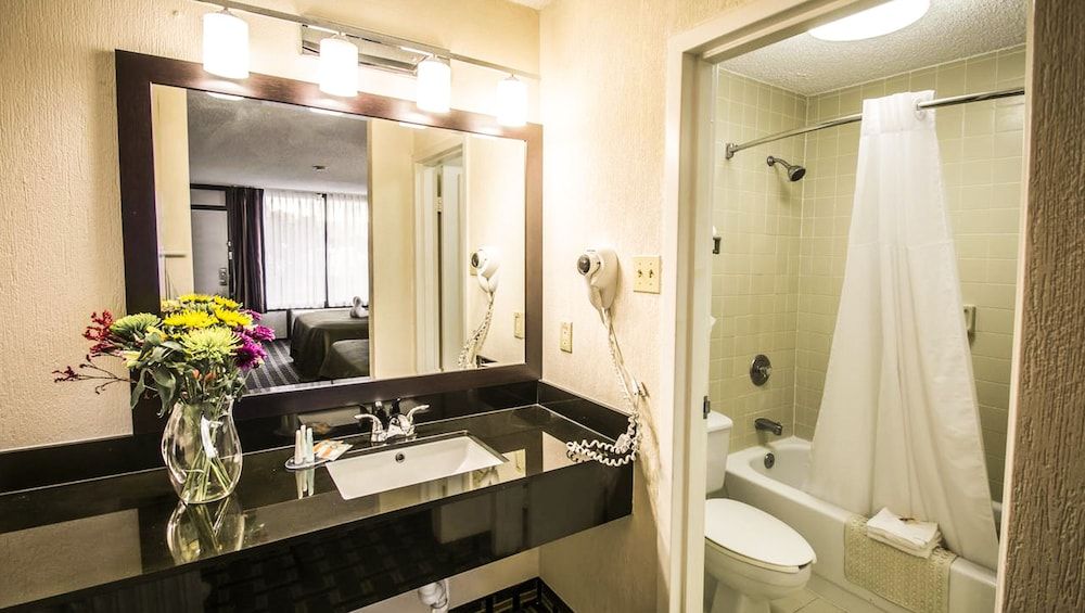 Croix Grand Hotel Standard Room, 1 King Bed 4