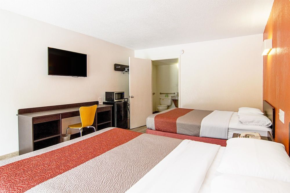 Motel 6 Starke, FL Deluxe Room, 2 Queen Beds, Non Smoking, Refrigerator & Microwave 4