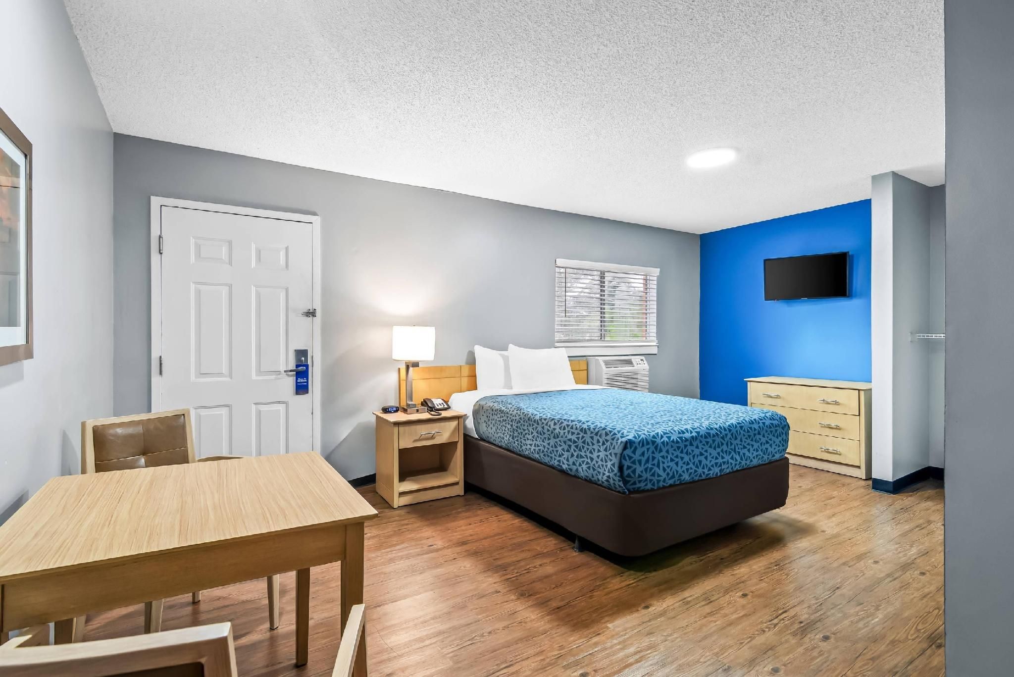 1 Queen Bed, Efficiency, Nonsmoking, Accessible