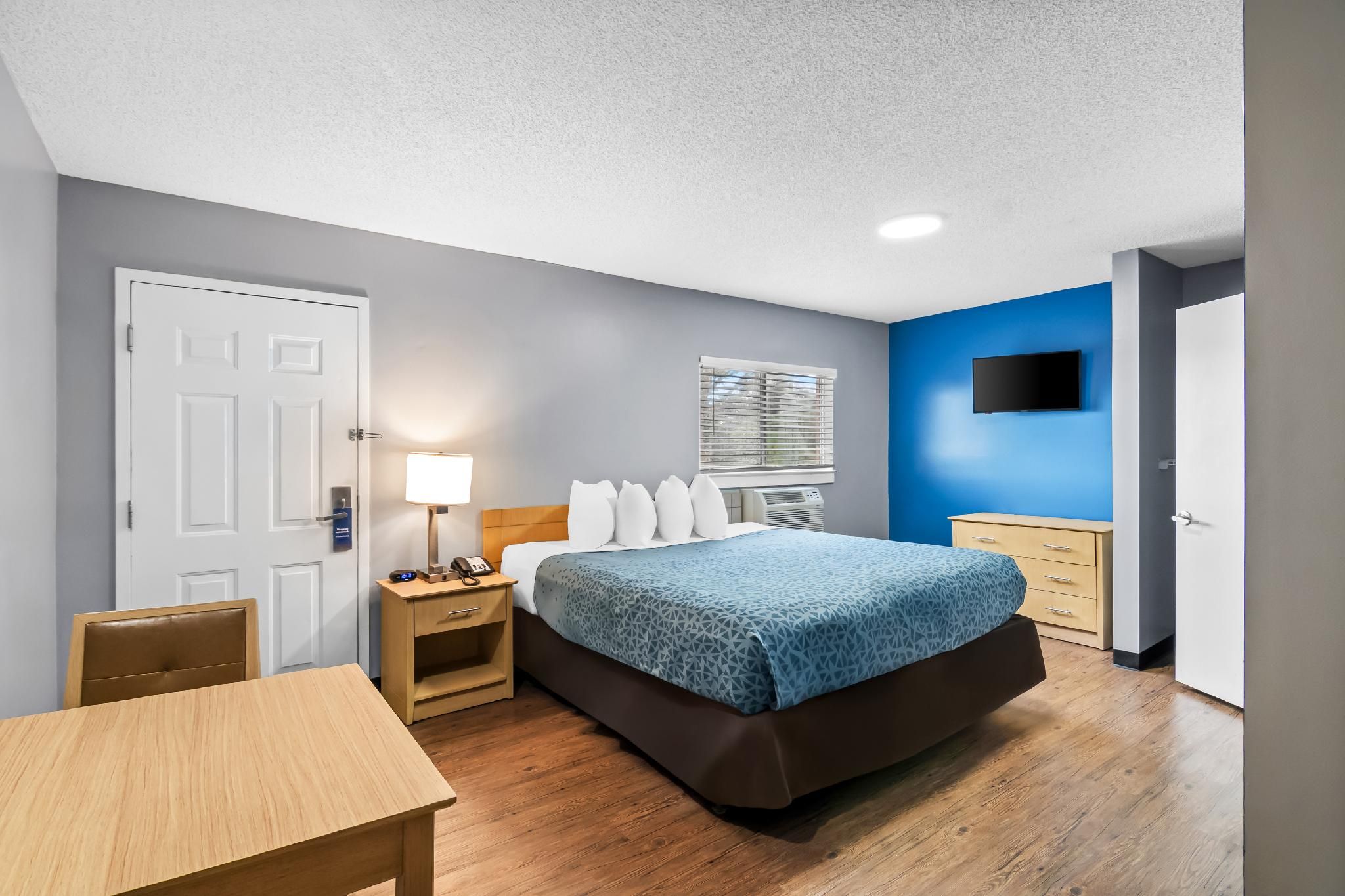 1 King Bed, Efficiency, Nonsmoking, Accessible