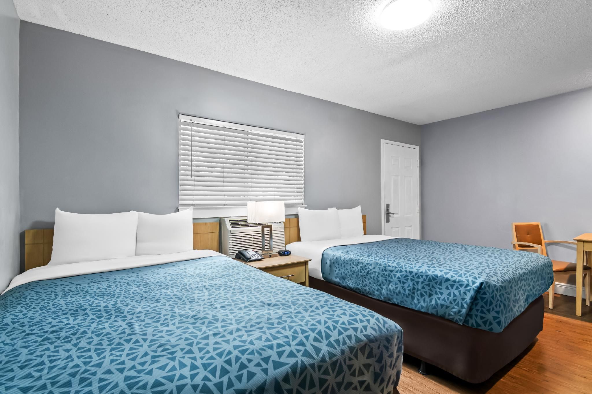 2 Double Beds, Efficiency, Nonsmoking