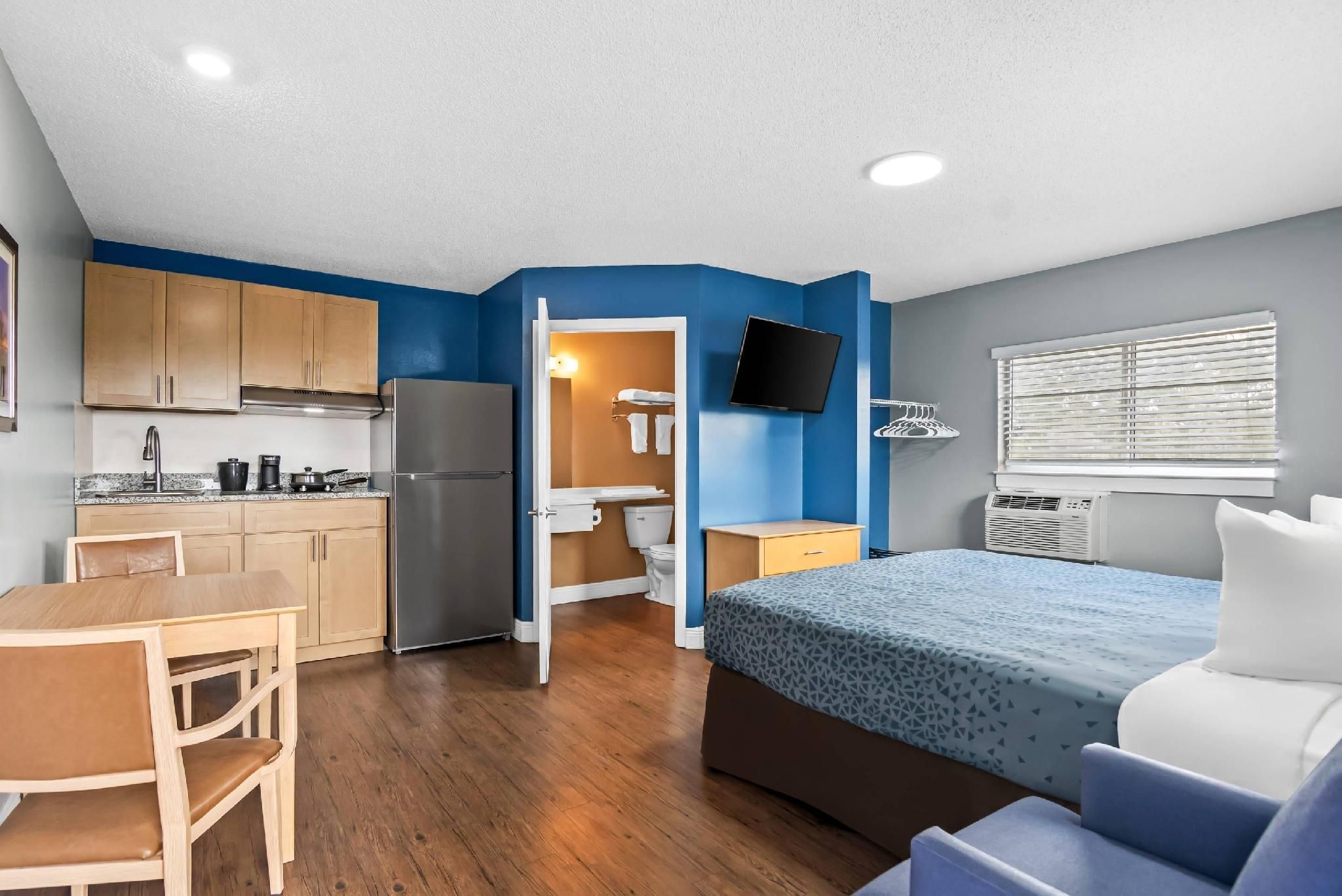 1 King Bed, Efficiency, Nonsmoking