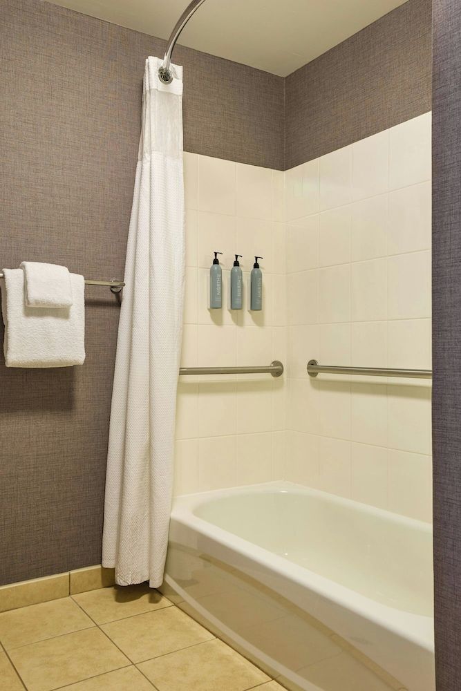 Suite, 1 Bedroom (Mobility/Hearing Accessible, Tub)