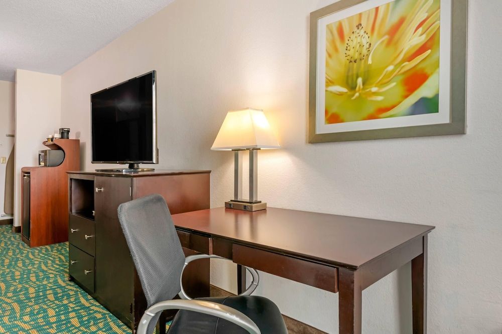 Comfort Inn & Suites Fort Lauderdale West Turnpike Standard Room, 2 Queen Beds, Non Smoking 4
