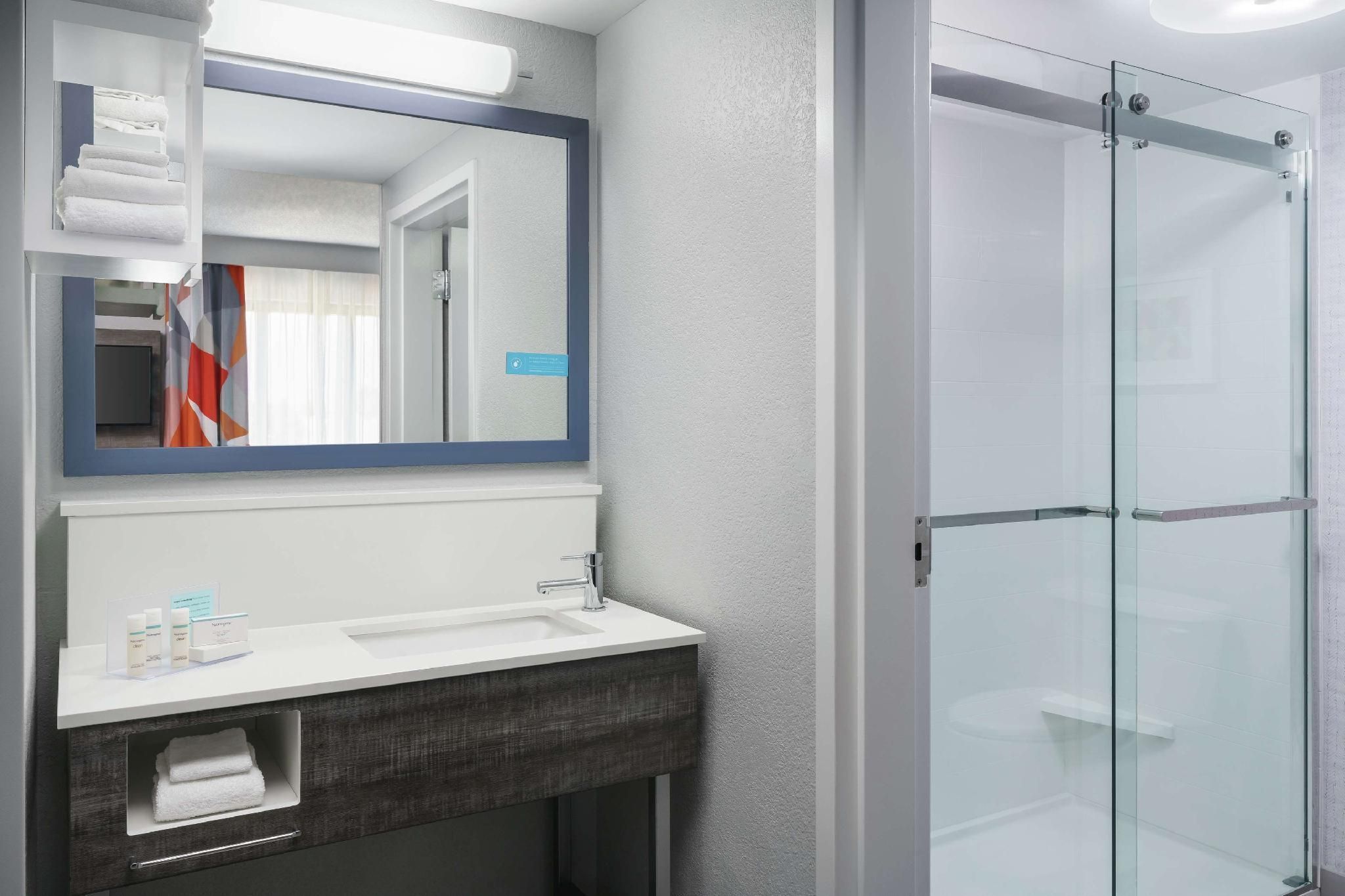 1 K Premium Studio W/microwv/fridge/wet Bar Ns