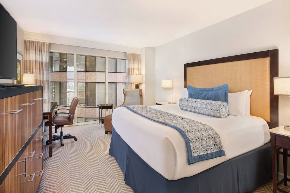 Room, 1 Queen Bed, Non Smoking, Courtyard View (Corner)