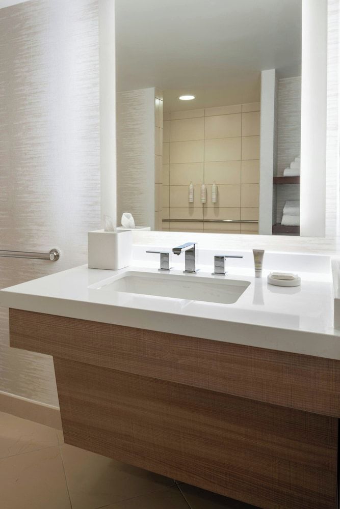 Room, 1 King Bed, Bathtub (Mobility/Hearing Accessible, Tub)