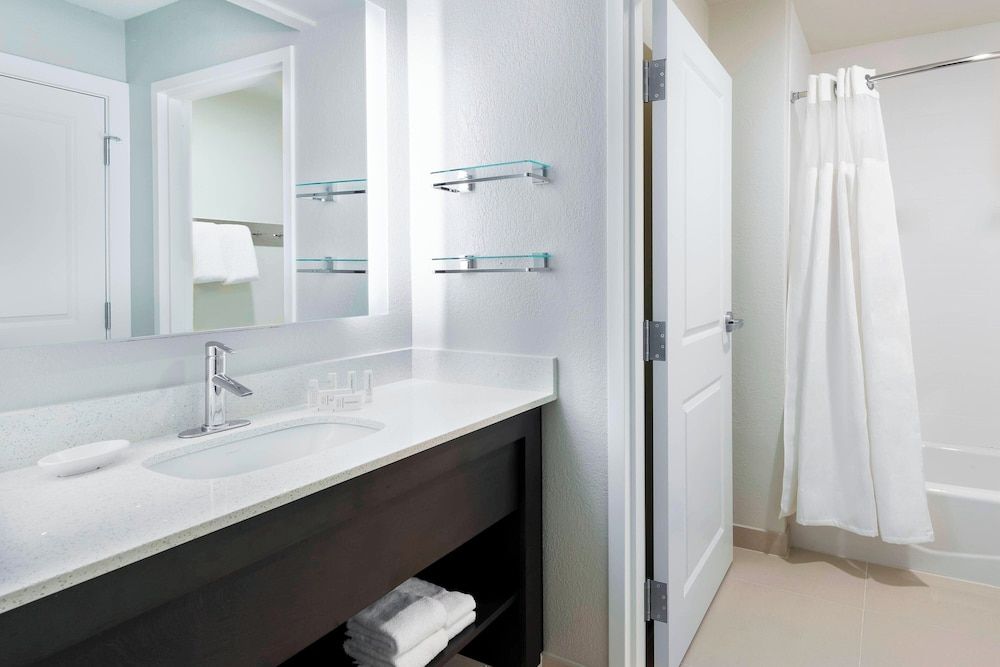 Studio, 1 Queen Bed (Mobility Accessible, Roll-in Shower)