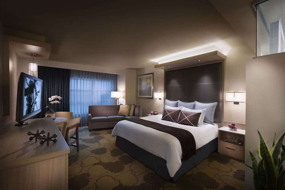 West Tower Deluxe King with Pool View