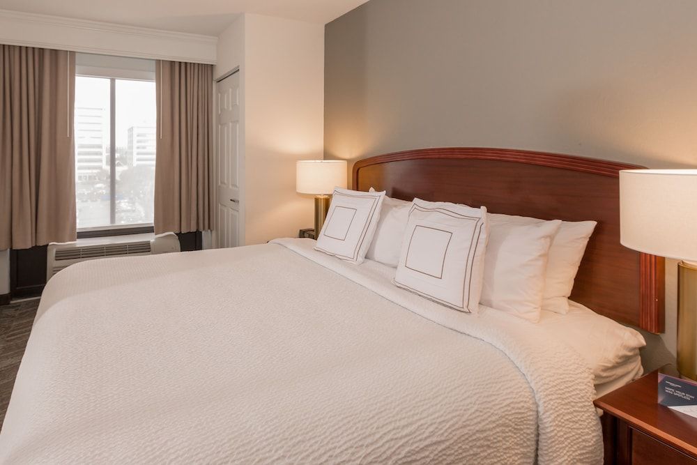 Suite, 1 King Bed with Sofa bed (Mobility/Hearing Accessible, Tub)