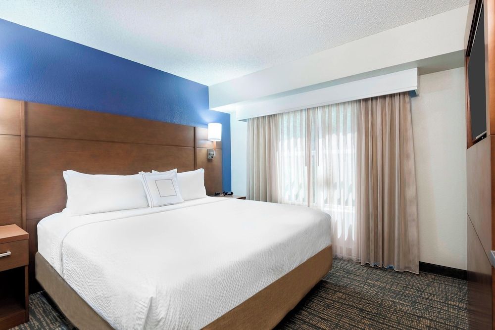 Suite, 2 Bedrooms, Non Smoking (Mobility/Hearing Access, Roll-in Shwr)