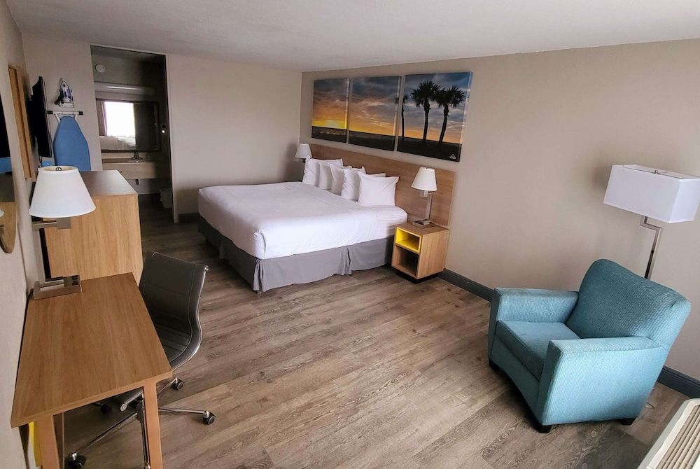 Room, 1 King Bed, Non Smoking, Ground Floor