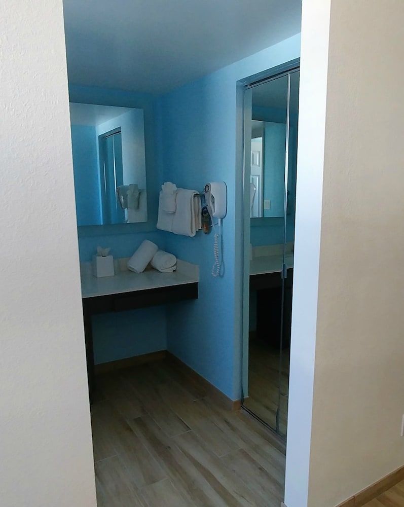 Bilmar Beach Resort Premium Room, 2 Queen Beds, Kitchenette, Poolside 4