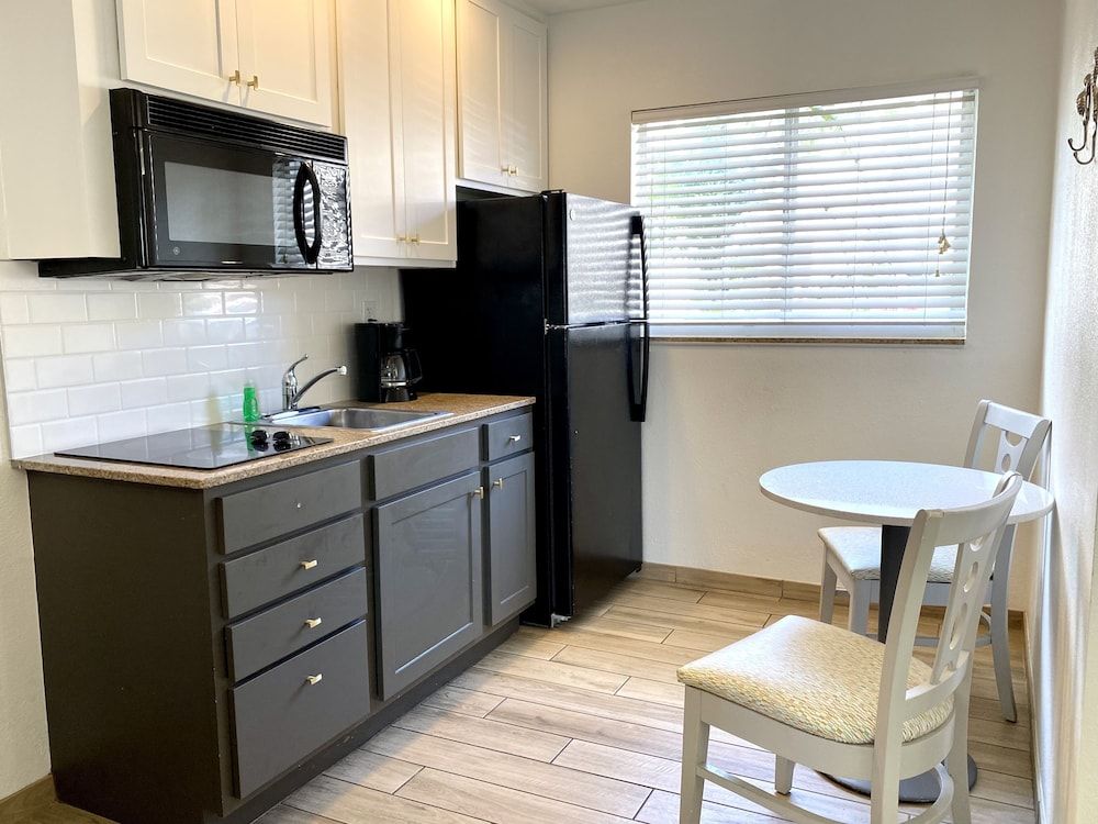 Bilmar Beach Resort Premium Room, 2 Queen Beds, Kitchenette, Poolside 7