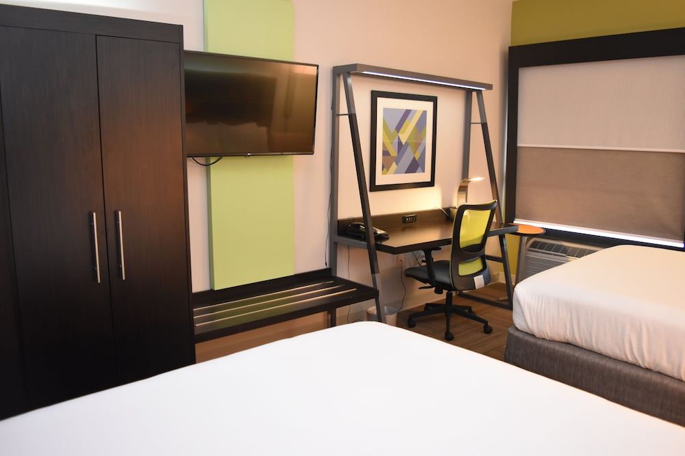 Standard Room, 2 Queen Beds, Accessible (Mobil Roll Shower)