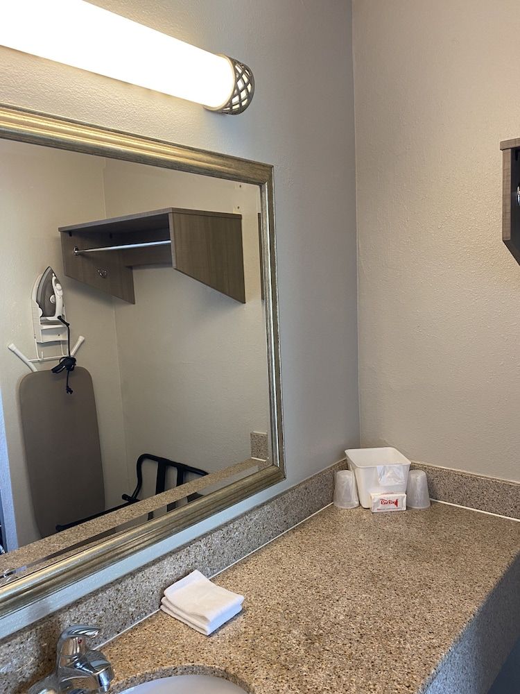 Red Roof Inn Vero Beach - I-95 Superior Room, 1 King Bed, Non Smoking 4