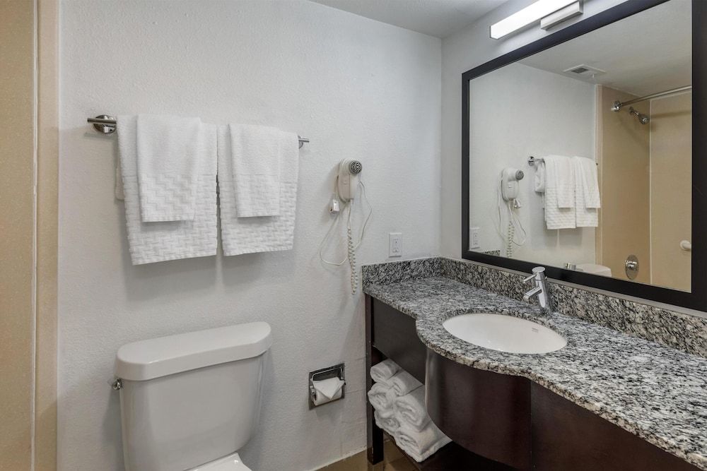 Best Western Palm Beach Lakes Standard Room, 1 King Bed, Non Smoking, Refrigerator & Microwave 4
