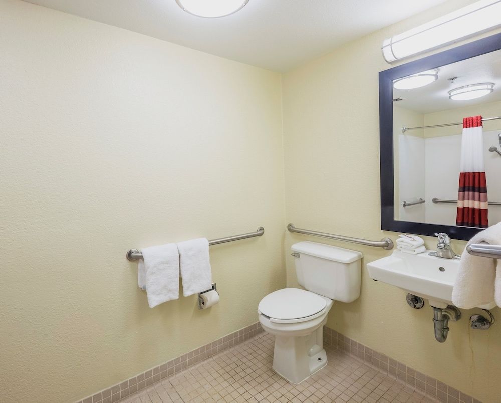 Red Roof Inn PLUS+ West Palm Beach Superior Room, 1 King Bed, Accessible (Smoke Free) 4