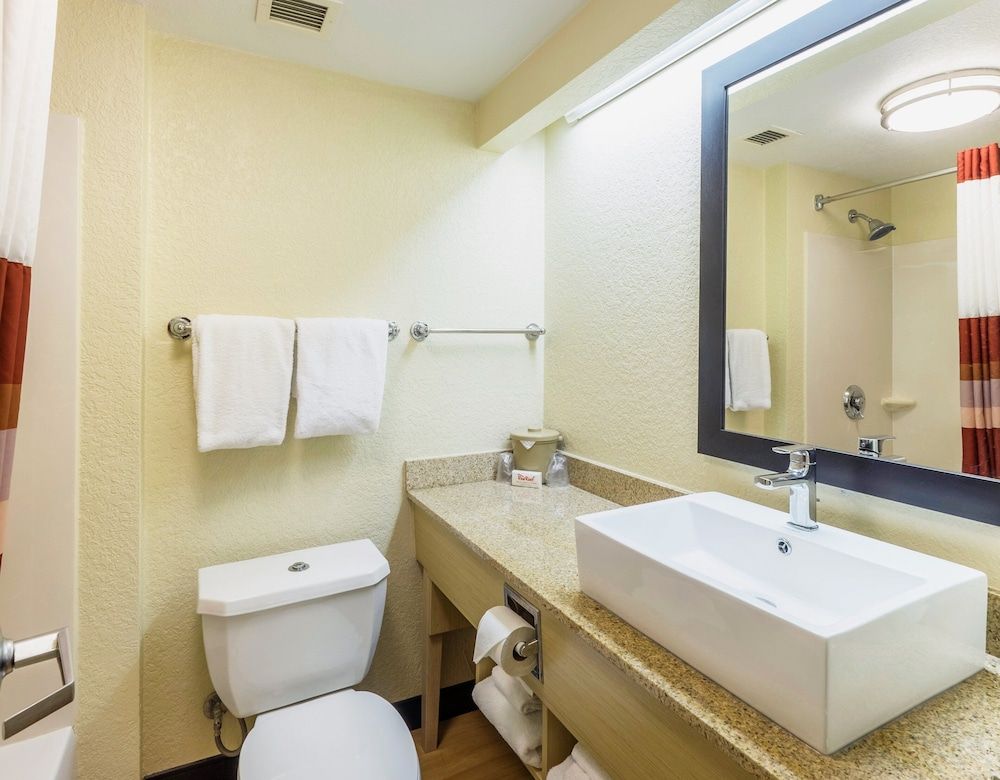 Red Roof Inn PLUS+ West Palm Beach Deluxe Room, 2 Double Beds (Smoke Free) 3