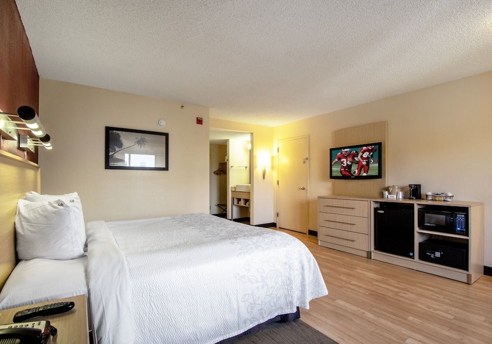 Red Roof Inn PLUS+ West Palm Beach Superior Room, 1 King Bed, Accessible (Smoke Free) 2