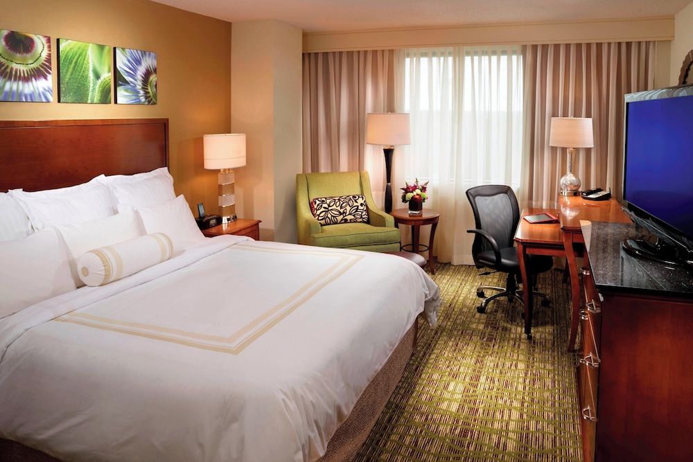 Atlanta Marriott Alpharetta Room, 1 King Bed (Mobility Accessible, Tub) 3