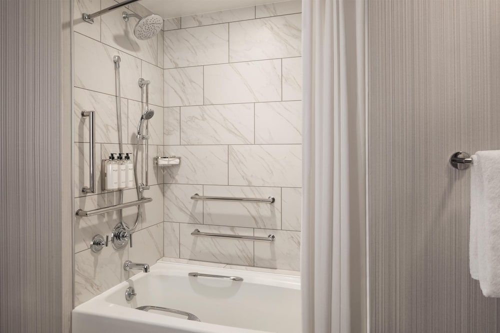 Room, 1 King Bed, Accessible, Bathtub
